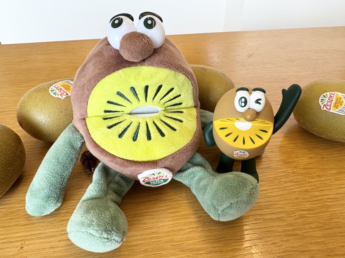 グリーンキウイぬいぐるみエコバッグと立ちポーズゴールドキウイ