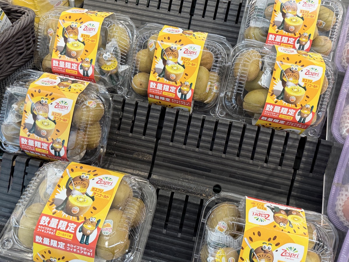 スーパーに陳列されていたゼスプリ キウイブラザーズフィギュア付きパック